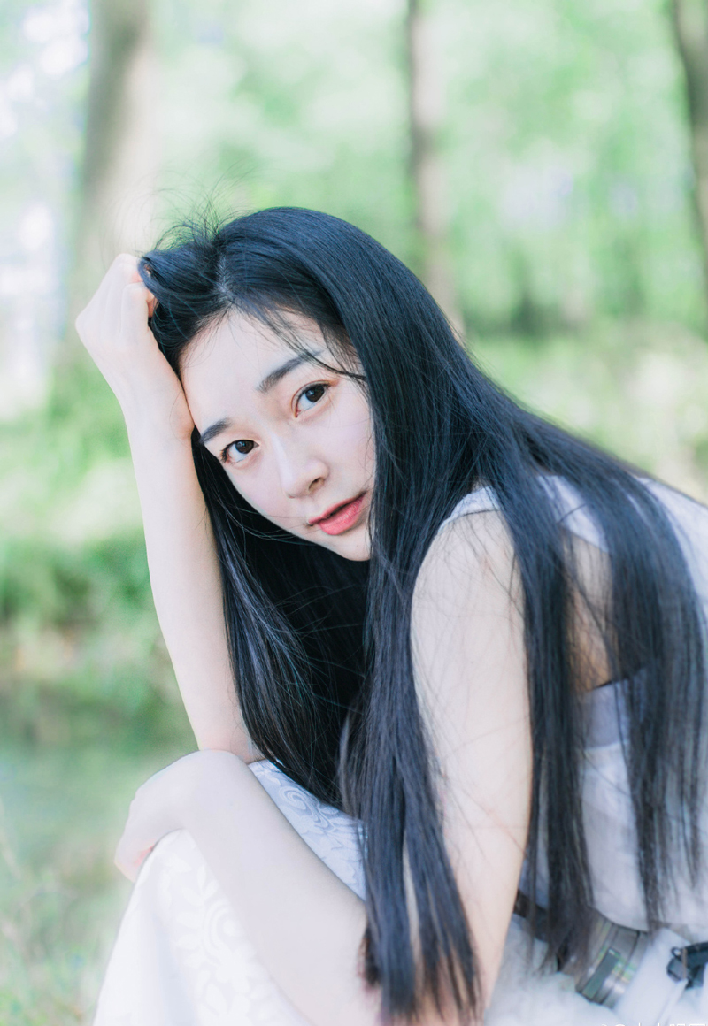 春是场无尽旅途，欢声笑语，踯躅彷徨，走过的是岁月，路过的是迷茫。向前，是希望极光;回首，是悠长深巷，拿着车票继续风雨兼程，又何妨?